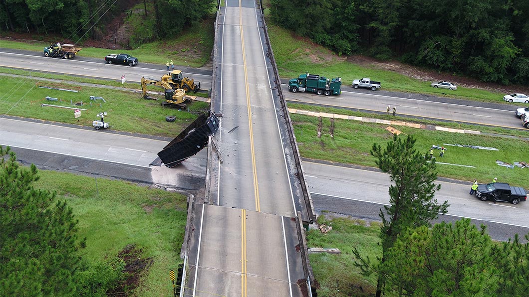 橋樑受到巨大衝擊遭撞位移183公分，不過肇事司機全身而退沒有受傷。（圖片來源/ Twitter）