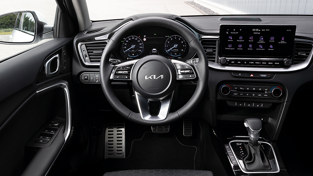 車內升級有12.3吋全數位儀錶板，並且最高可搭配10.25吋中央觸控式螢幕。(圖片來源/ Kia)