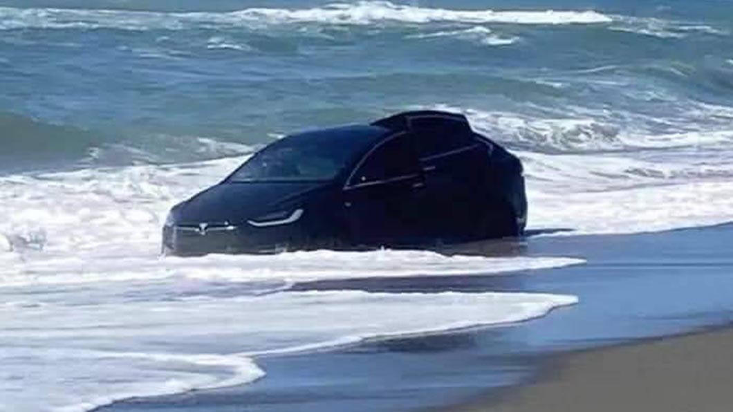 Model X疑似在踏浪過程中刁車。（圖片來源/ Facebook）