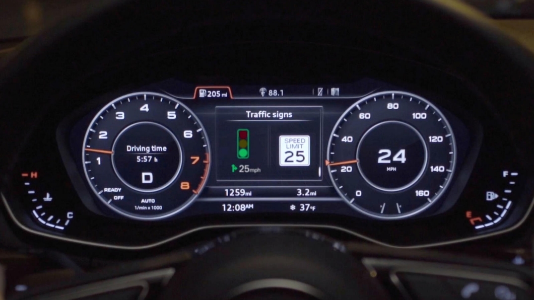 除了紅燈秒數之外，同時也會有速限提醒駕駛人不要超速。（圖片來源/ Audi）