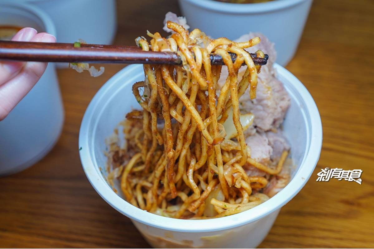 日本人開的隱藏版小店！道地「乾咖哩」加點丁骨豬排更對味，日式烏龍麵吃得到大塊焢肉