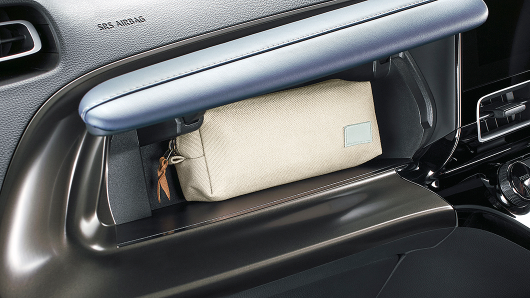 Toyota特別強調新一代Aqua貼心設計，包含副駕駛座前方的小置物盒。(圖片來源/ Toyota)