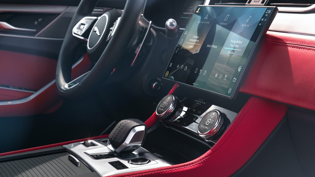 中控台配備11.4吋曲面玻璃觸控螢幕，並搭載Pivi Pro車輛資訊娛樂系統，提供更直覺的操縱反應。(圖片來源/ Jaguar)