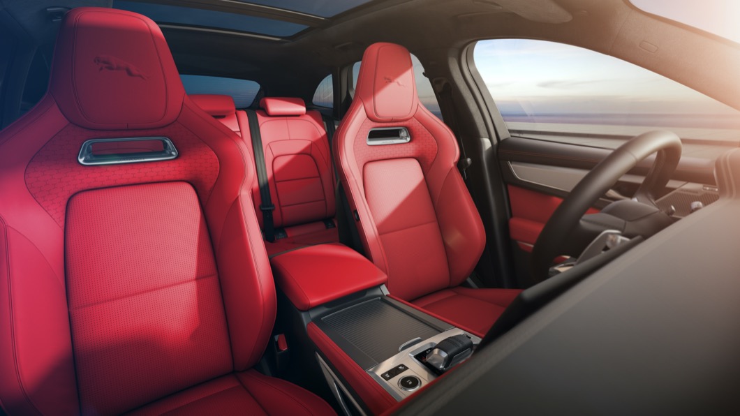 內裝方面，小改款F-Pace將座艙佈局重新鋪陳，提供更豪華便利的使用體驗。(圖片來源/ Jaguar)