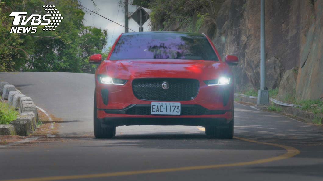 傳統車廠出身的Jaguar I-Pace，確實在整體油門踏板的反應與回饋都相當到位。(圖片來源/ TVBS)