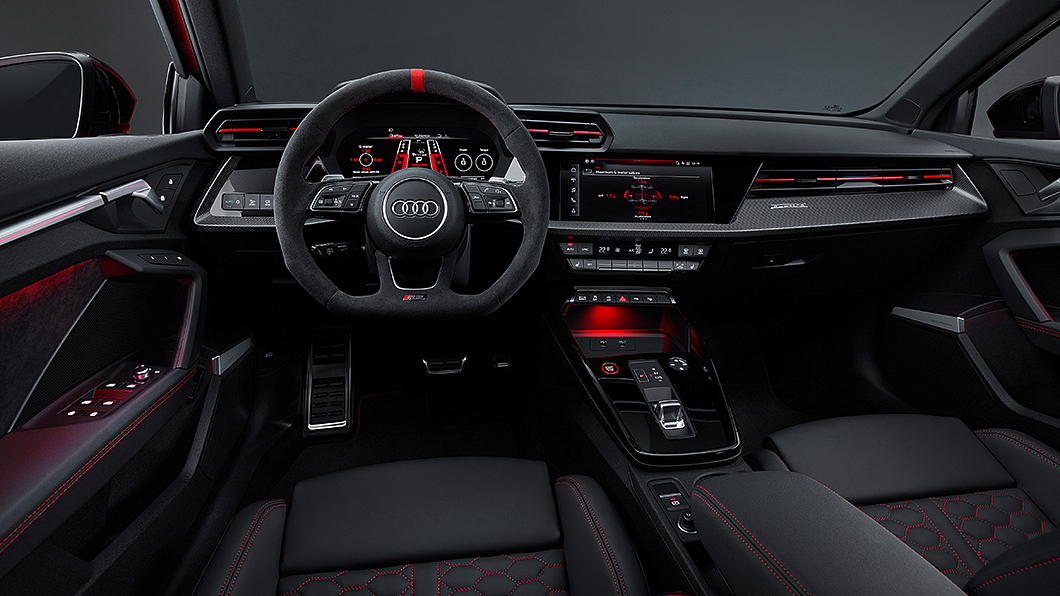 座艙內部以碳纖維是版搭配RS Sport方向盤以及桶型賽車座椅營造戰鬥氣息。(圖片來源/ Audi)