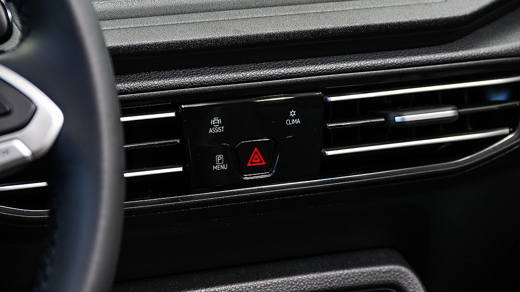 中控台實體按鍵只剩下雙黃警示燈，其他空調、IQ.Drive以及停車選單快捷按鈕都是觸控式按鍵。