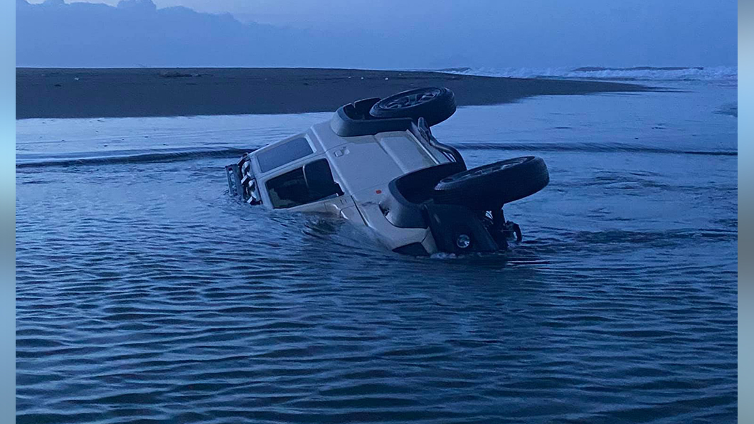 Jimny刁在沙灘上後就被漲潮給逐漸淹沒。（圖片來源/ 臉書《台灣吉姆尼俱樂部》）