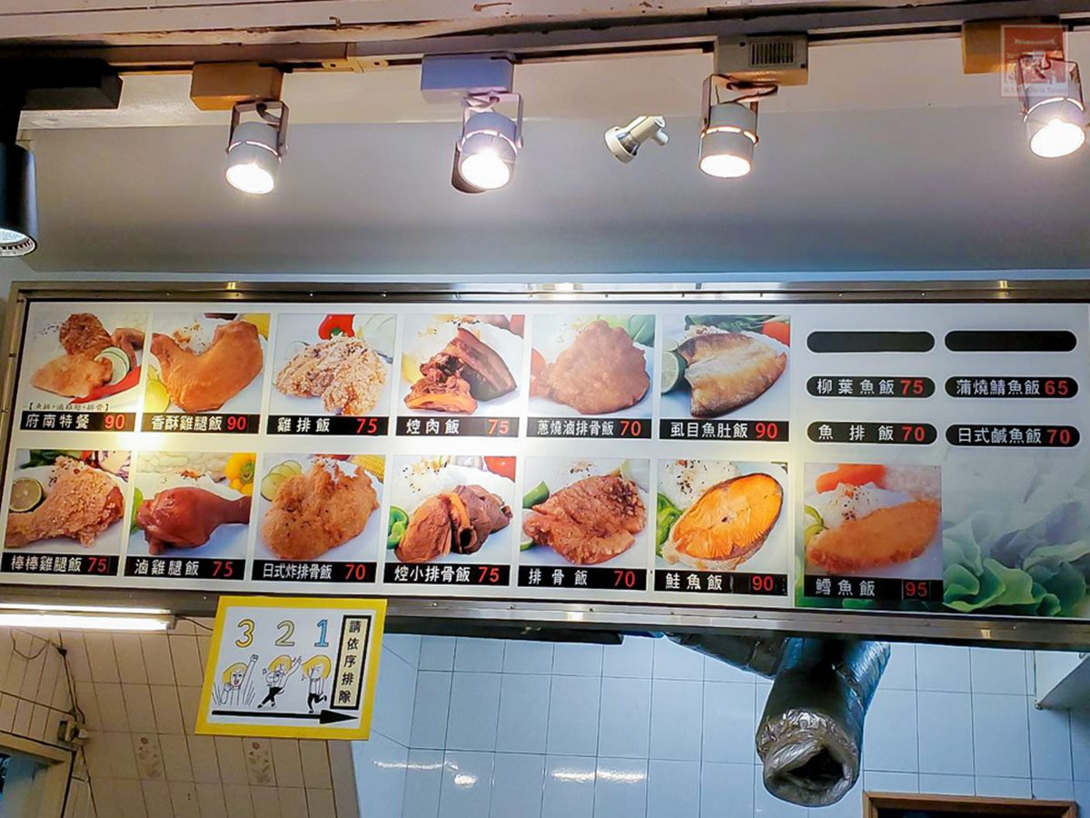 雞、豬、魚１次滿足！高CP值「外帶便當」有３種主菜只要90元，先嗑薯餅口感炸鱈魚