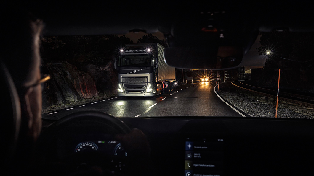 Volvo FH成為全球第一輛配備「自適應智慧型遠光燈」的卡車。（圖片來源/ Volvo）