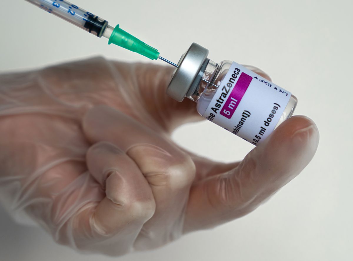 指揮中心同意AZ+mRNA疫苗混打！研擬規畫第一類至第三類人，將納入施打對象