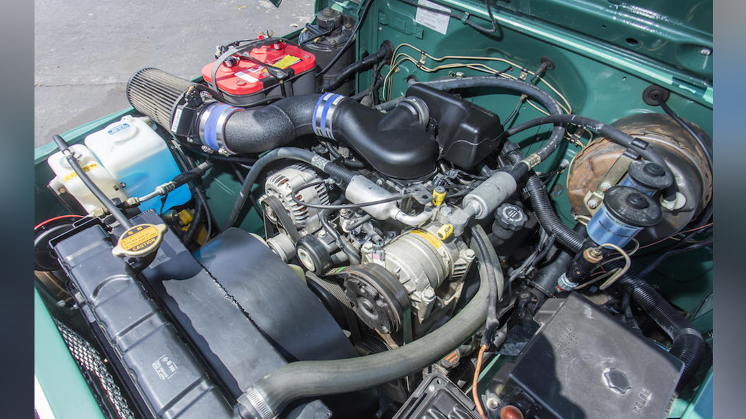 Tom Hanks的FJ40搭載著GM L35銘機4.3升V6引擎。（圖片來源/ bonhams）