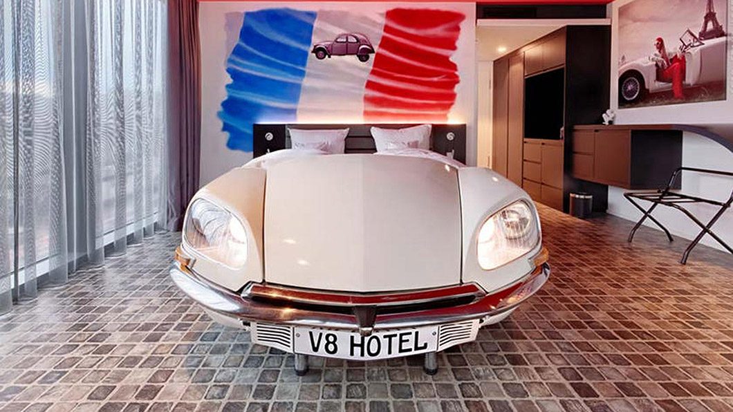 V8 Hotel位於德國Stuttgart，內部有26間以各種汽車為主題的房間。（圖片來源/ V8-Hotel）