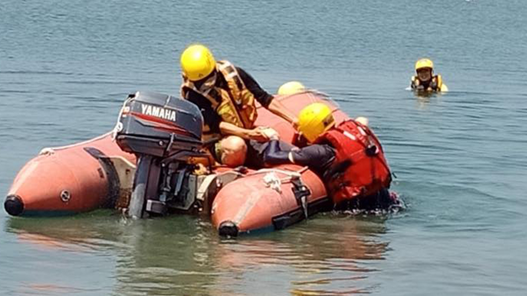 相比遙控救生圈，出動救生艇會面臨地形上的受限。（圖片來源/ 鹿港消防隊）