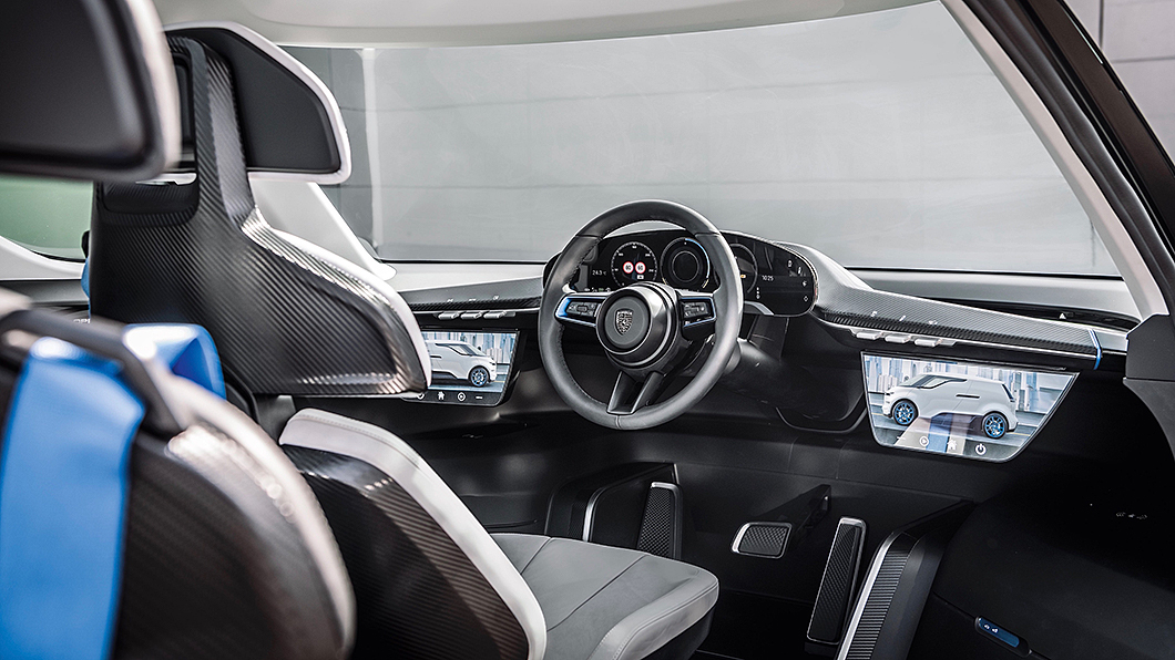 中置駕駛座、跑車座椅、三輻式方向盤營造出相當具有賽車氣息的座艙氛圍。(圖片來源/ Porsche)