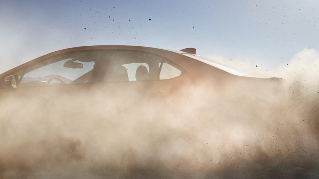 從照片中的背景可以看到，似乎是在鹽灘地進行拍攝，而激烈操駕後所掀起的煙塵也在展示WRX的運動性能。(圖片來源/ Subaru)