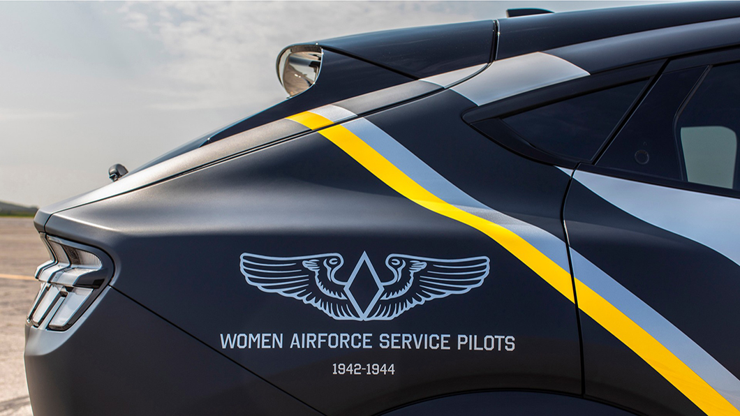 銀/黑色雙色外觀塗裝搭配亮眼的銘黃色帶裝飾，車身兩側還有源自戰機的美軍和“Women Airforce Service Pilots 1942-1944”徽章。 （圖片來源/ Ford）