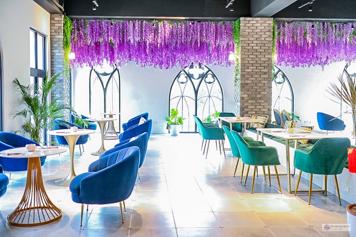 偽出國！「歐式城堡咖啡廳」花藝裝飾+藍綠配色超美拍，早午餐控必點「煙燻鮭魚」套餐