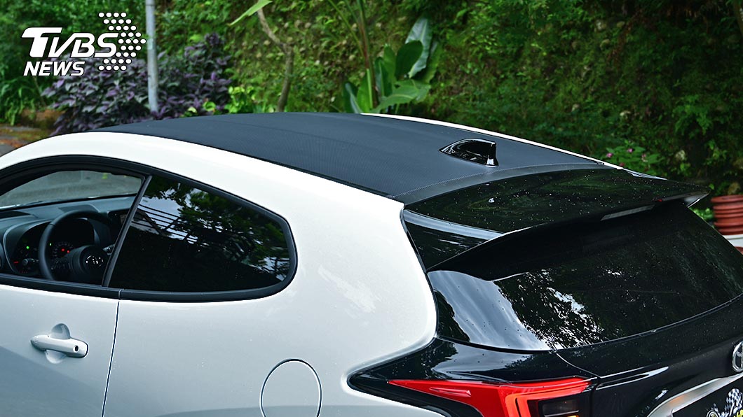 碳纖維車頂可減輕車重，也能降低車身重心。