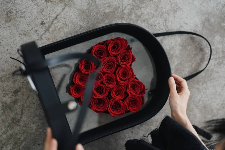 男友必看！情人節送花束過時了，夢幻「手提玫瑰花盒」浪滿指數破表，送這顏色深藏愛意