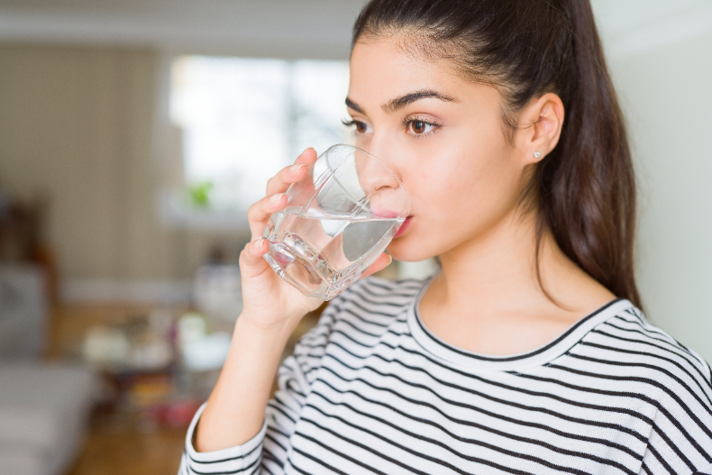 一天喝6000cc會「水中毒」？美女醫師發文闢謠：喝夠水，輕鬆增肌減脂又助代謝