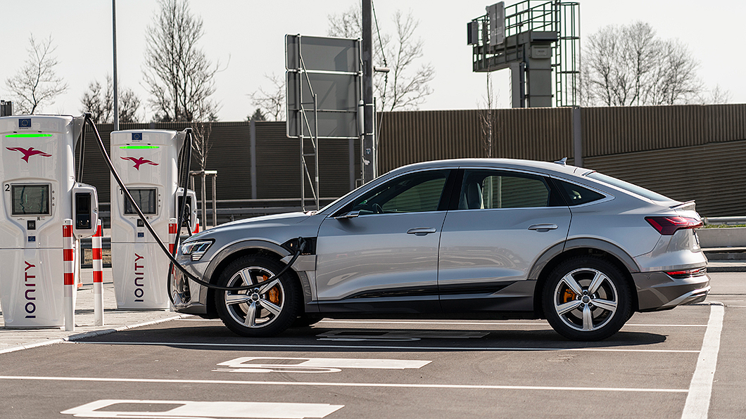 除了單向為電動車充電的充電樁之外，雙向充電窗可以把電動車納入電網當中。(圖片來源/ Audi)