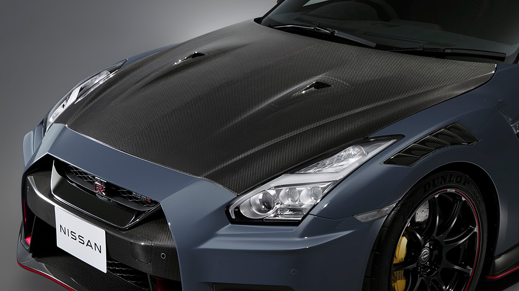 GT-R Nismo Special Edition配備碳纖維裸色引擎蓋。(圖片來源/ Nissan)