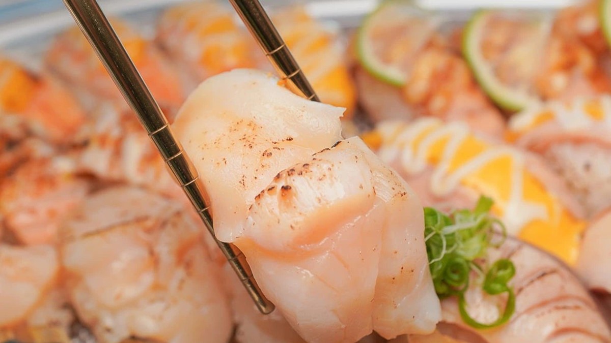 滿滿32貫！浮誇「壽司餐盒」吃得到親子鮭魚、明太子鮪魚，炙燒系列必嗑北海道干貝