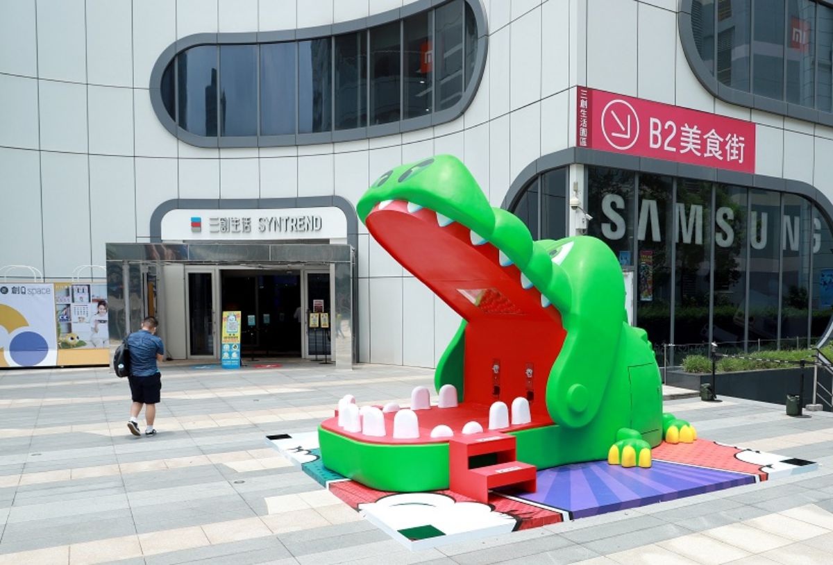 出發拍美照！兒時必玩「咬人鱷魚玩具」變巨型扭蛋機，加碼172台「扭蛋機」快閃店登場