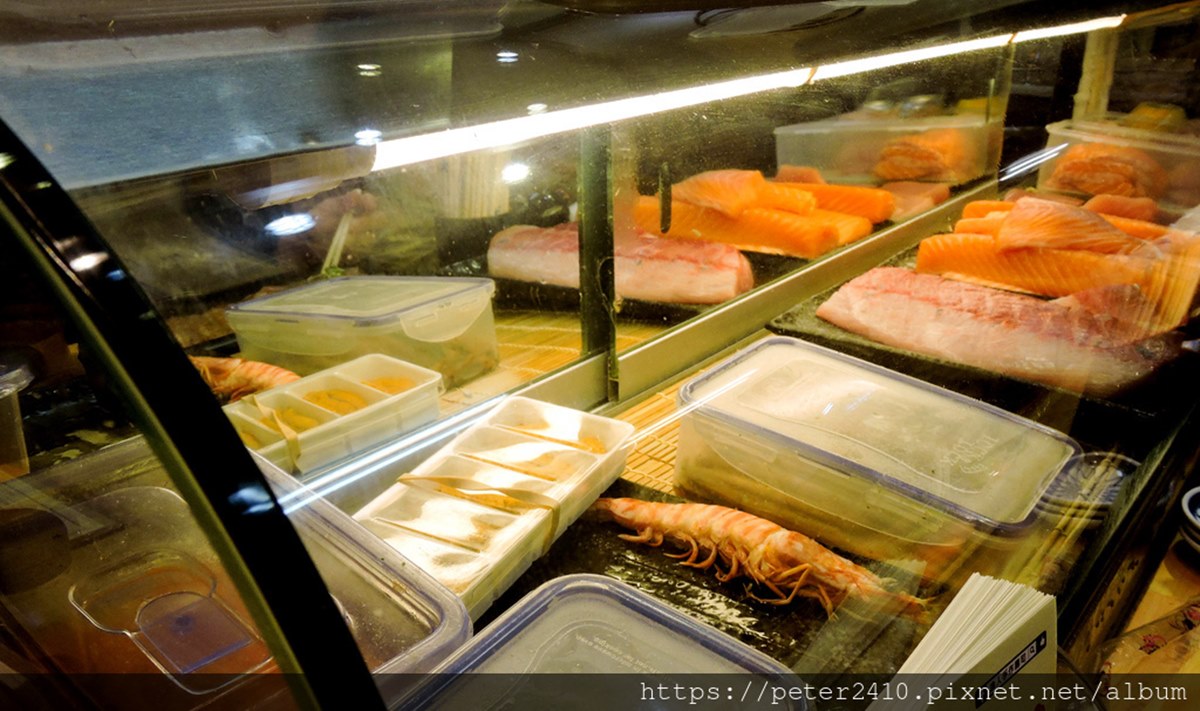 台版築地直送魚料！大分量厚切「海鮮丼」只要250元，撒粉紅魚鬆、海葡萄提味更加分