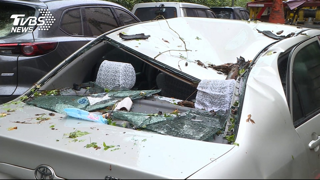 不少人會將愛車停放在戶外，但遇到颱風天時要注意停放的地點，不然很有可能被颱風吹起的掉落物砸中，造成車輛毀損。(圖片來源/TVBS)