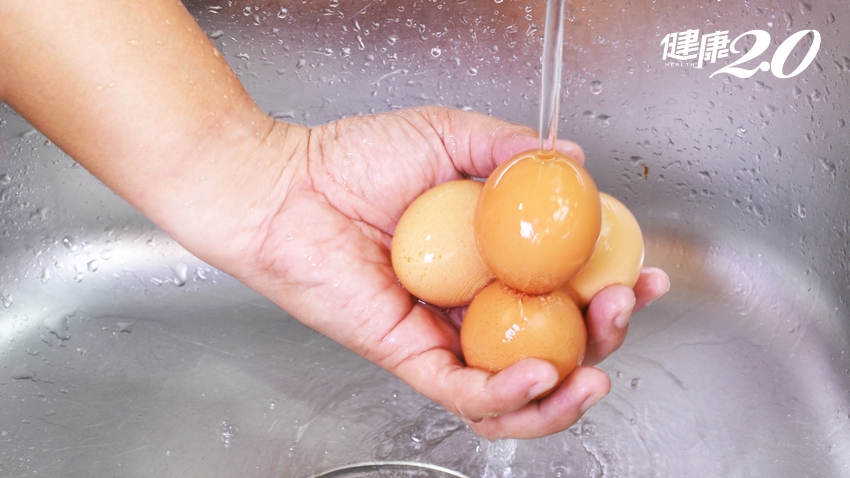 2習慣沒做吃蛋恐中毒！營養師曝「正確洗蛋時機」 這招免吃臭雞蛋