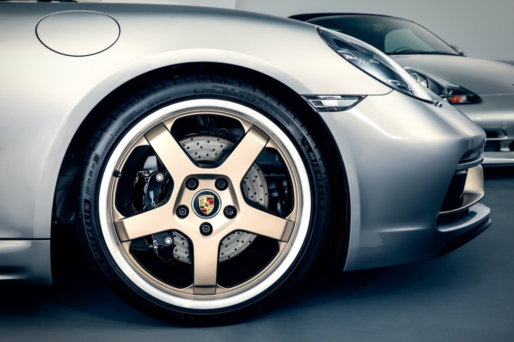 雙色20吋鋁圈帶來優異的視覺張力。(圖片來源/ Porsche)