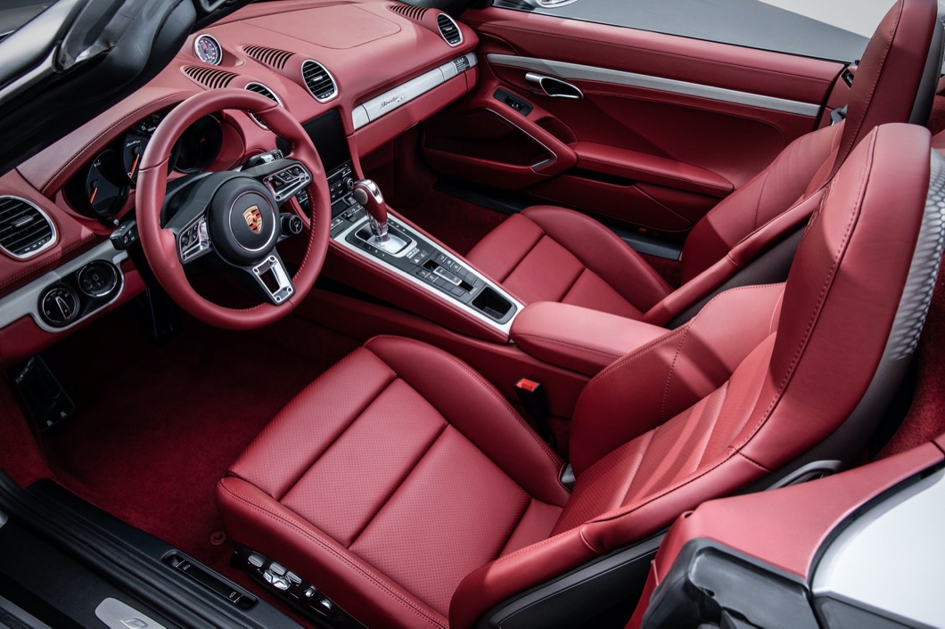 Boxster 25週年限量版也特別選用酒紅色真皮內裝搭配電動軟篷車頂。(圖片來源/ Porsche)