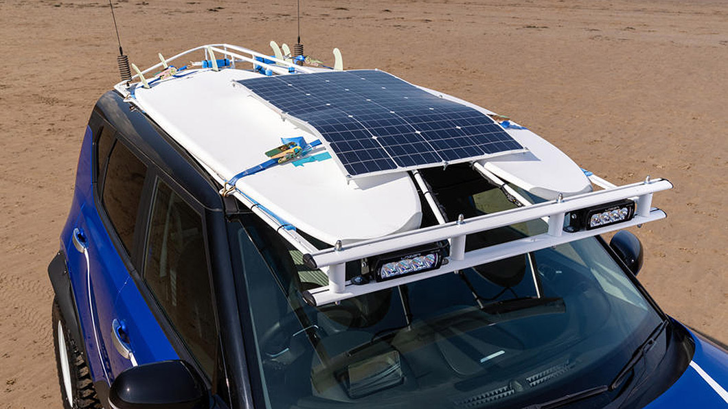 車頂設有太陽能發電，可以替簡易電器供電。（圖片來源/ Kia）