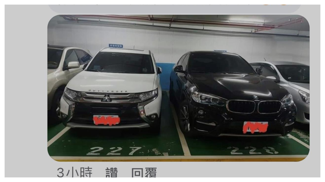 現在最流行的休旅車，往往車子較寬，若以台北市規定的最小停車格來說，兩邊停著同款的休旅車，基本上就會很難上下車。(圖片來源/爆料公社）