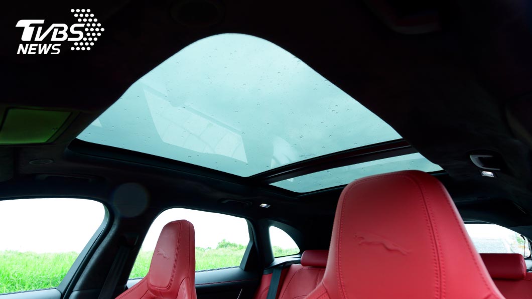 全景玻璃天窗也能有效降低車內壓迫感，帶來更舒適的乘坐感受。(圖片來源/ TVBS)