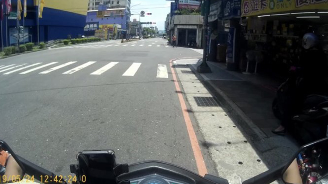 停紅燈時騎士待在人行道上。（圖片來源/ 擷取自Dcard）