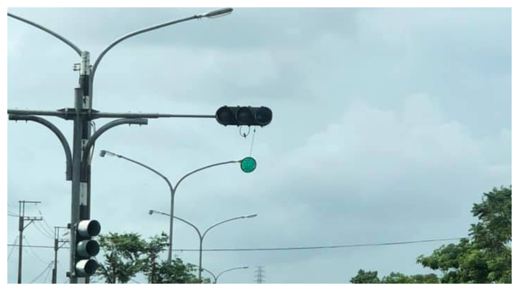 仔細一看這顆盡忠職守卻愛好自由的綠燈號誌，很巧妙的與後方的路燈融為一體。(圖片來源/路上觀察學院)