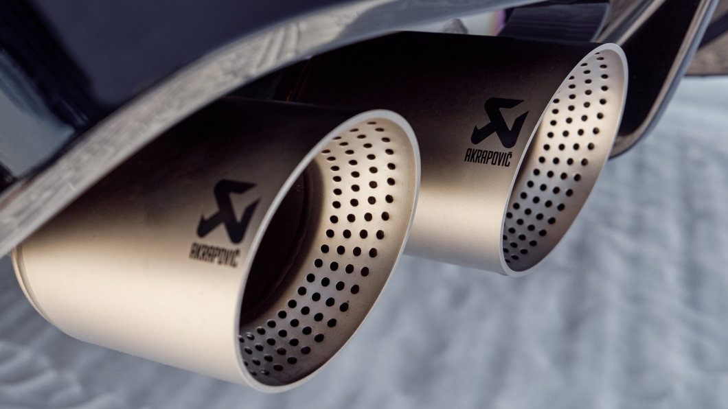 國外原廠可以選配Akrapovič鈦合金蠍子管，但台灣因為噪音法規的關係不提供選配。（圖片來源/ Volkswagen）