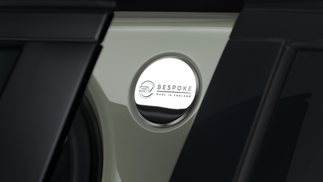 雙前座SVR Logo頭枕刺繡與B柱兩側之上的SV Bespoke金屬徽飾，選購價分別為新台幣6萬元與7萬元。(圖片來源/ Land Rover)