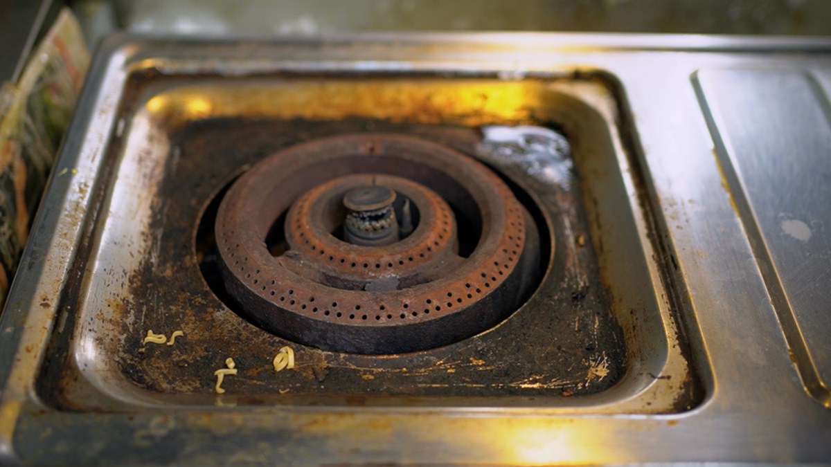 10分鐘搞定！４步驟去除瓦斯爐「陳年油垢」，就靠達人自製「黃金比例」清潔劑