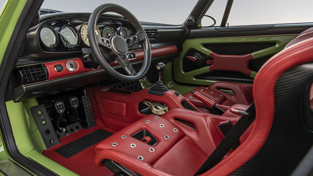 Unico commission作品披覆苦艾酒綠色車色，搭配苦血橙紅內飾及碳纖座椅完美座艙。（圖片來源/ Singer）