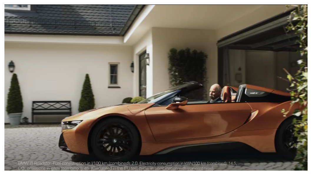 賓士前執行長Dieter Zetsche退休時，BMW也拍了一段致敬廣告，但結尾Dieter Zetsche展開退休生活的第一件事居然是開著BMW i8出門。(圖片來源/翻攝自Youtube)