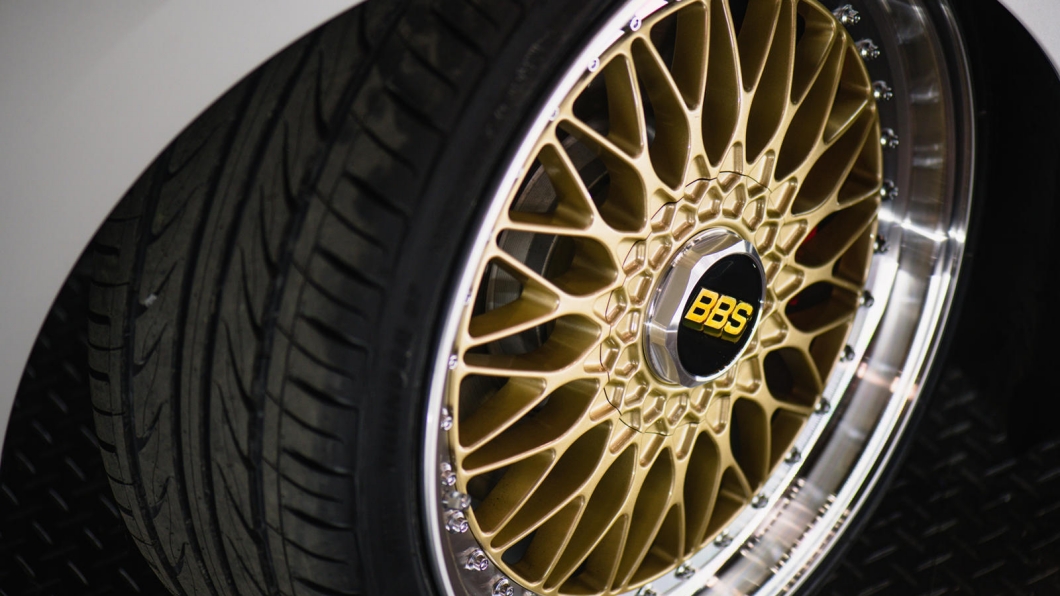 亮金色的19吋BBS Super RS輪圈是這輛車最重要的改變。（圖片來源/ Volkswagen）