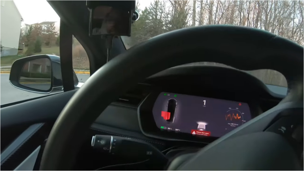 Model X在歐翼車門未關的情況下，除了會出現警示外還沒辦法正常提速。(圖片來源/ 擷取自 Kacey Green Youtube頻道)