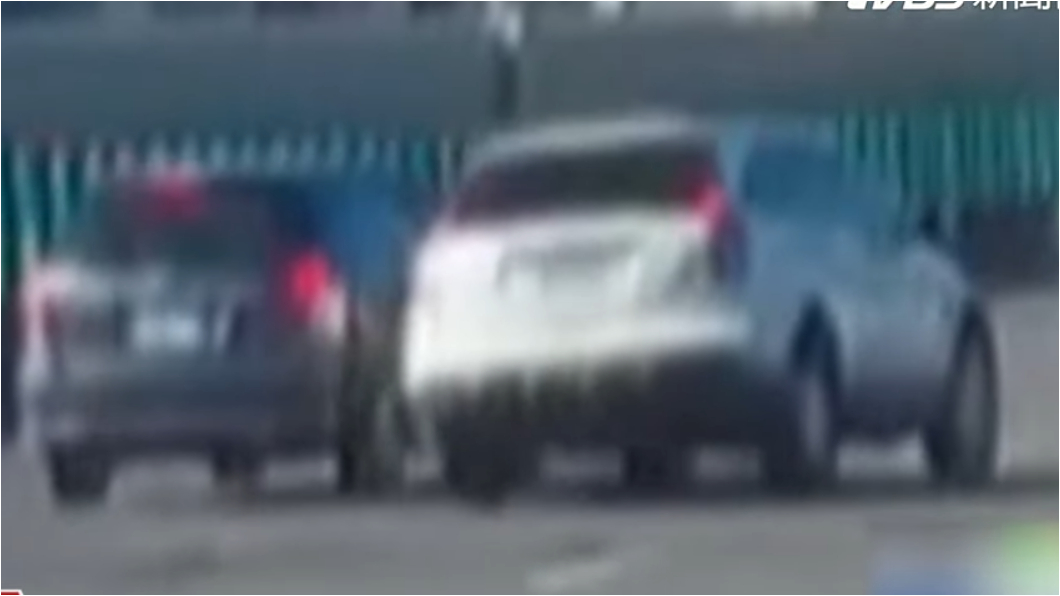 灰色轎車鬼切導致白色SUV失控自撞。(圖片來源/ TVBS)