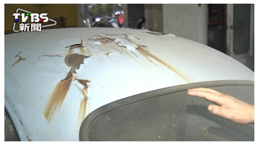 汽車在使用一段時間後，因為存放環境、駕駛方式或漆面保養的不同，有些車輛的烤漆會開始出現退色、金油剝落等現象。(圖片來源/TVBS)