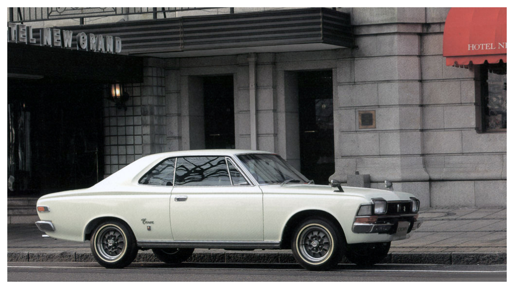 50年代末期，Toyota旗下的招牌車型Crown皇冠，為了刺激新的雙門車型銷售，特地以與黑色鮮明對比的白色作為宣傳車色，使消費者眼睛為之一亮。(圖片來源/Toyota)  