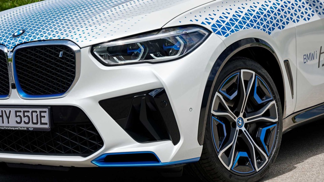 iX5 Hydrogen這款車是以X5為基礎，可以見到經典的雙腎造型水箱護罩，裡面的網格甚至也用上3D列印技術打造。(圖片來源/ BMW)